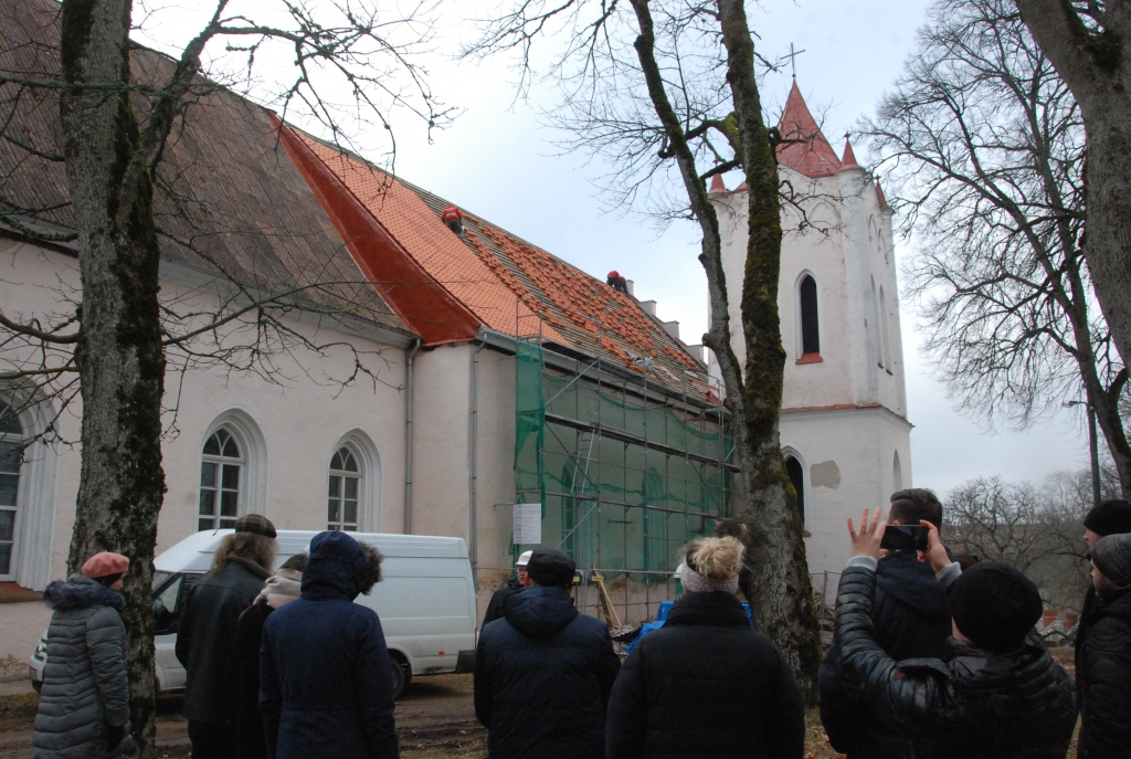 FOTO: Mainot jumtu baznīcai Aizputē, gaismā nāk pārsteidzoši atklājumi