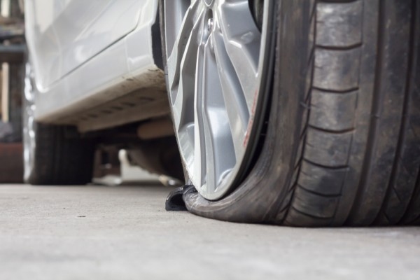 Liepājā sadur vairāku automašīnu riepas