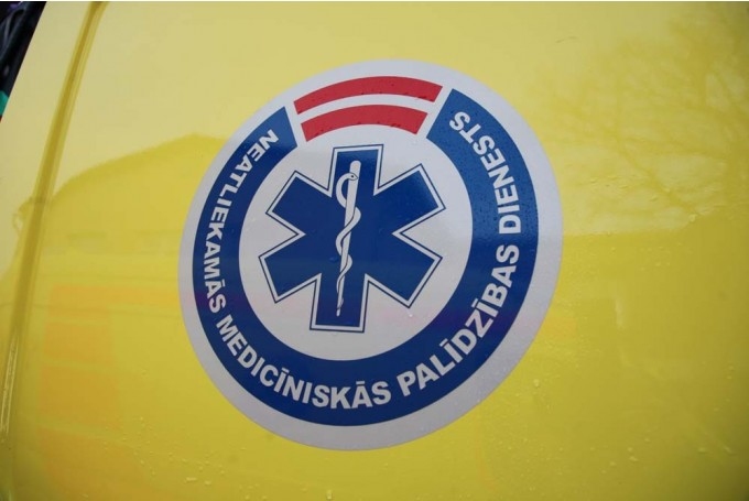 Liepājā divu automašīnu sadursmē traumas gūst vīrietis