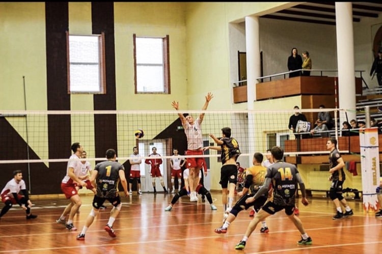 "Aizputes" volejbolisti "play off" sāk ar 3:0 uzvaru