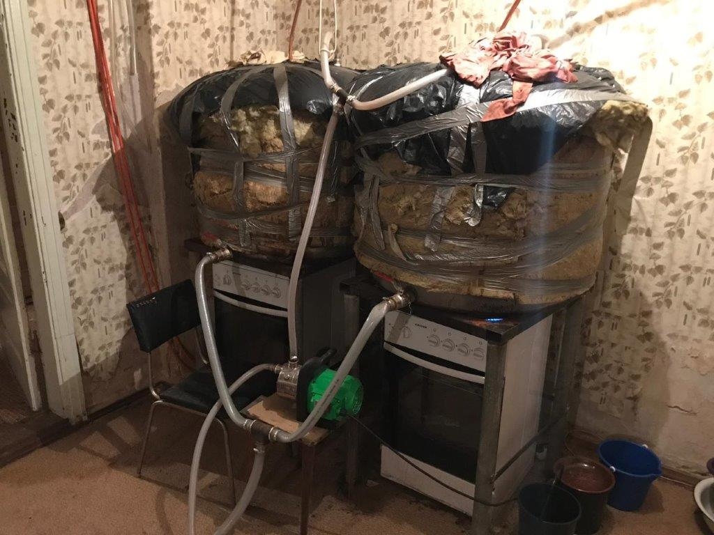 Liepājas pusē pie kandžas tirgotājiem atrod vairākas gāzes pistoles un 5530 litrus alkohola
