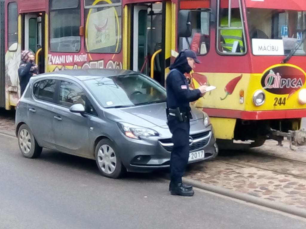 Liepājas centrā iebrauc tramvajam sānos