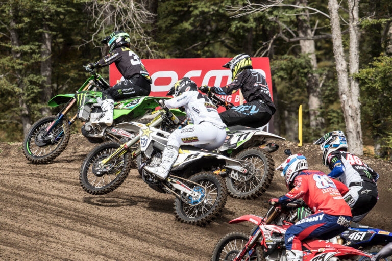 Jonass, Karro un Sabulis uz starta MXGP Lielbritānijas posmā