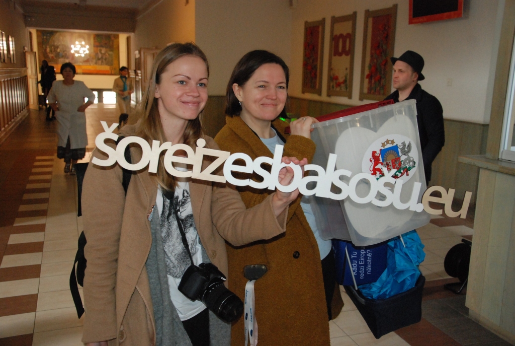 FOTO: Liepājā skolēni piedalās ģenerālmēģinājumā "Gatavojamies #EiropasVēlēšanas2019"