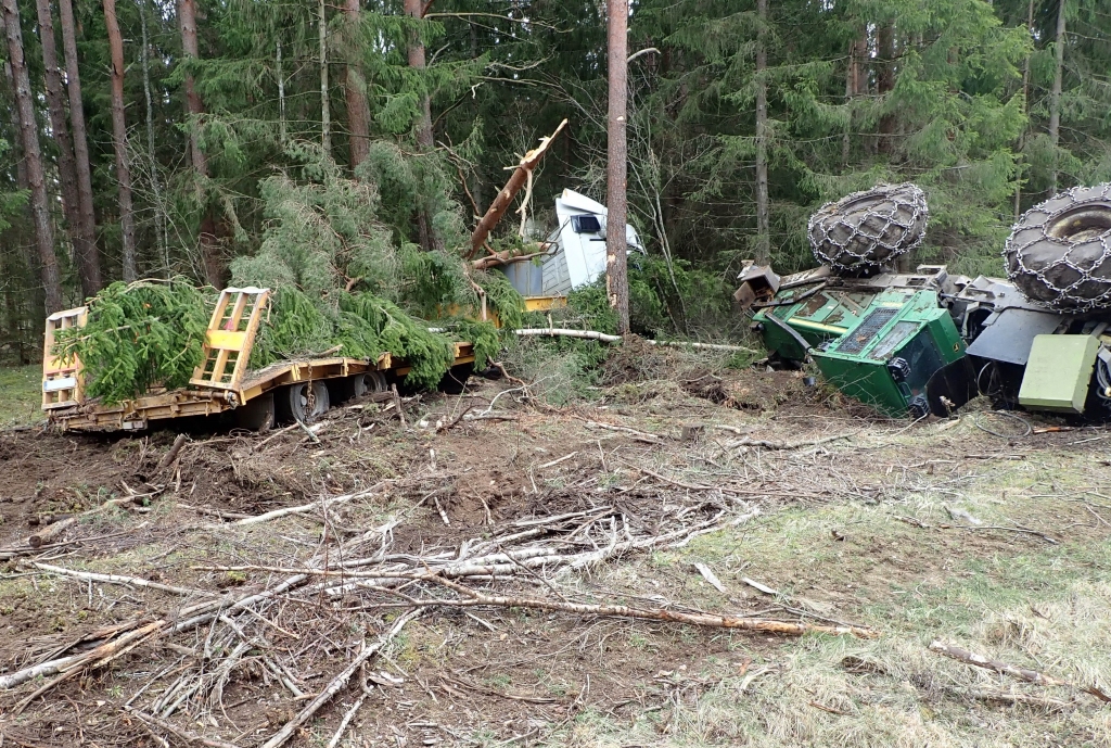 Vērgales pagastā, sprāgstot riepai, nobrauc no ceļa; no piekabes izgāžas traktors