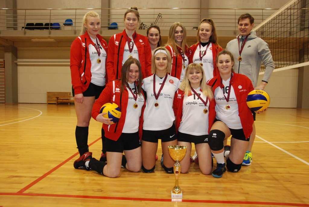 FOTO: "LSSS 19" volejbolistes kļūst par Lejaskurzemes novadu čempionēm