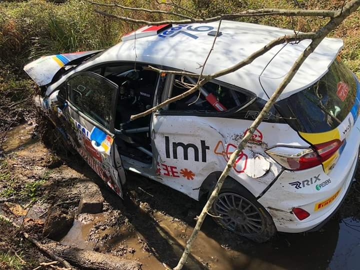 Rallijbraucēja Seska ekipāža piedzīvo avāriju junioru WRC posma trešajā "dopā"
