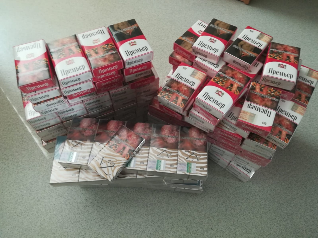 Liepājā no nelegālās aprites izņem 11 000 cigaretes; sieviete tās slēpj aiz skapja, spilvenos un mīkstajās rotaļlietās