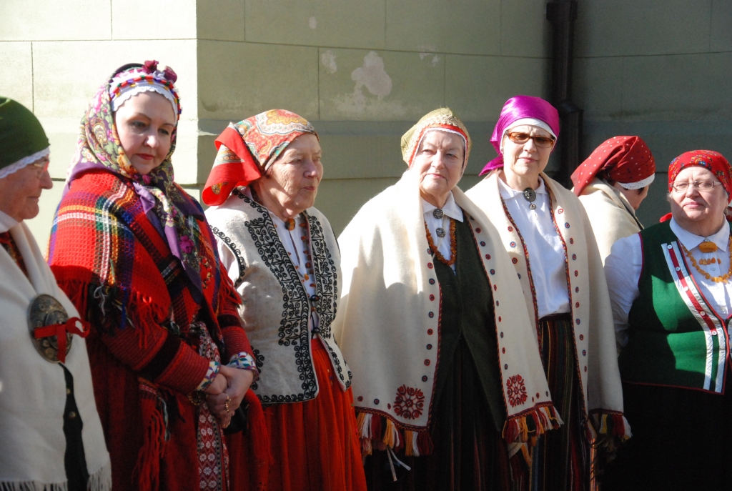 FOTO: Liepājas muzeja dārzā sadziedas pasākumā "Satiec savu meistaru"