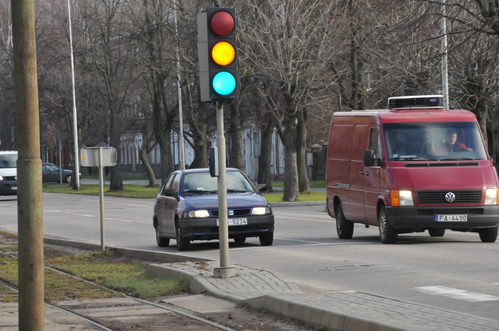 Par sarkanā signāla neievērošanu – naudas sods