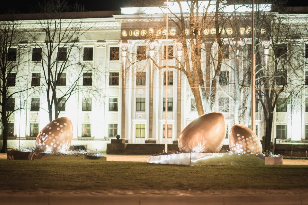 FOTO: Liepāja rotājas Lieldienām