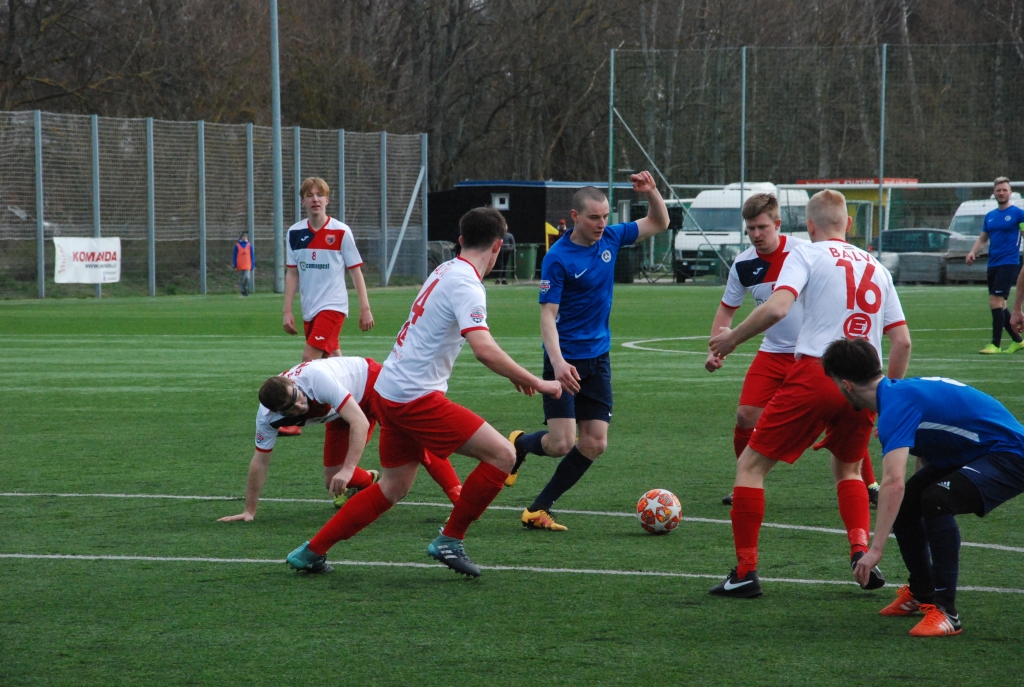 FOTO: "Grobiņas SC" futbolisti pirmajā mājas spēlē sagrauj Balvu Sporta centru