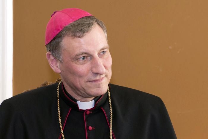 Katoļu arhibīskaps aicina "noslēpumainajai augšāmceltā Kristus klātbūtnei" atvērt visas valsts jomas