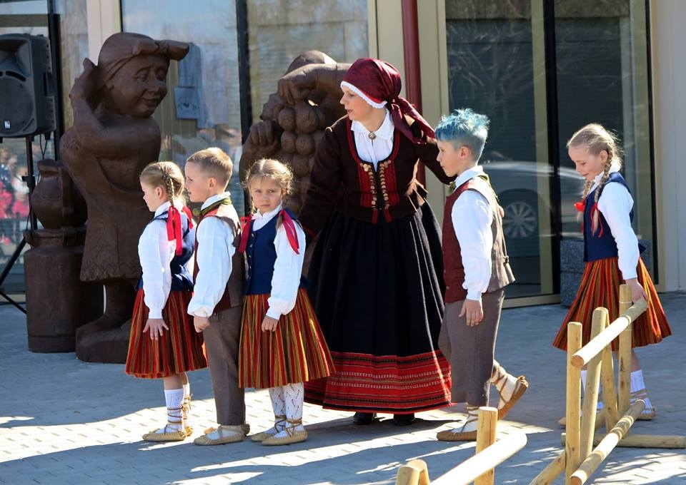 FOTO: Lieldienu sadancošanās Aizputē