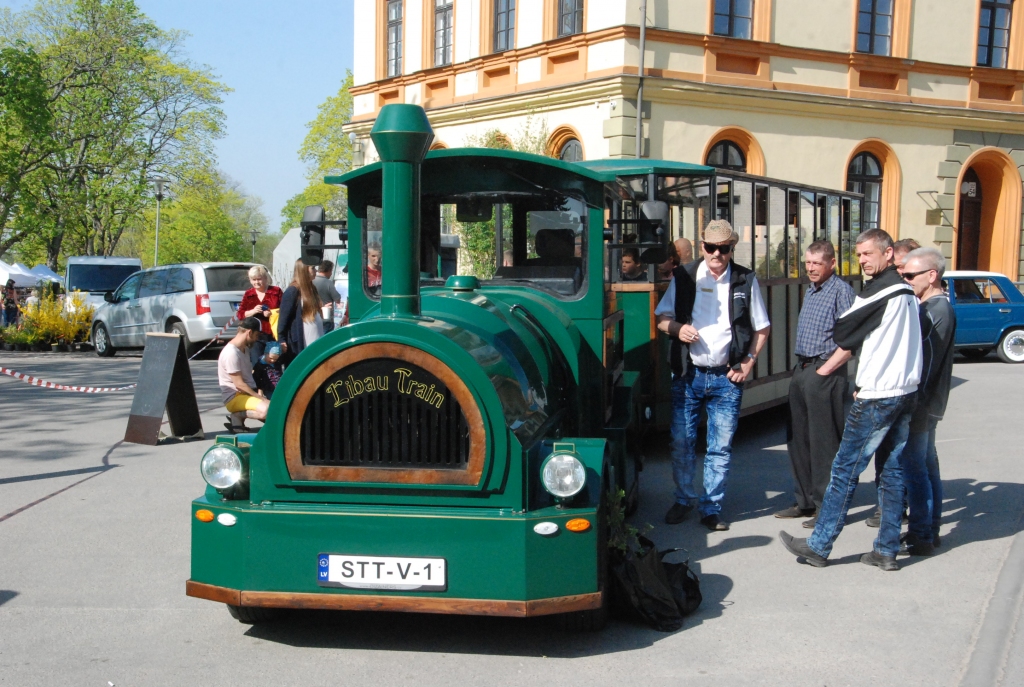 FOTO: Brīnišķīgos laikapstākļos Grobiņā atklāj vasaras tūrisma sezonu