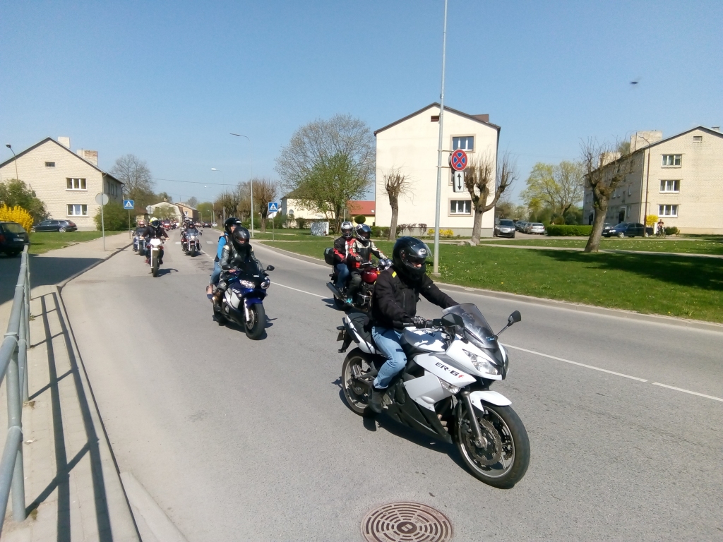 FOTO: Liepājā atklāj motosezonu; motobraucēji izbrauc cauri arī Grobiņai