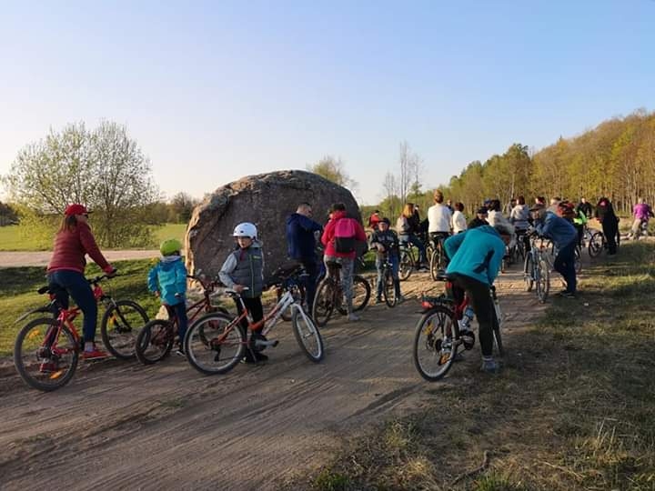 VIDEO: Grobiņas otrajā aktīvā vakara velobraucienā apciemo Kapsēdes dižakmeni