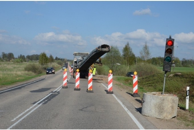 Pāvilostas apkārtnē ir seši luksoforu posmi un, lai izbrauktu posmu, ir nepieciešama vairāk nekā stunda