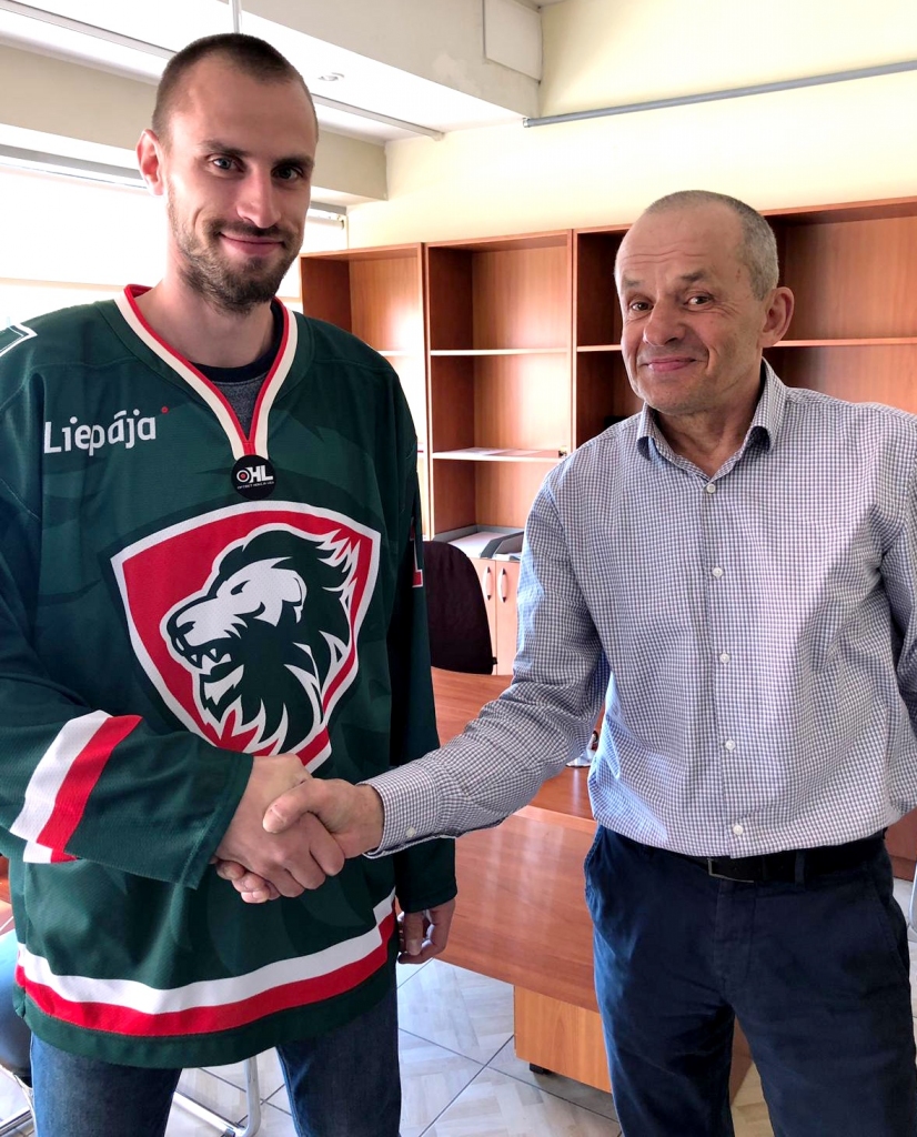 Māris Jučers sargās hokeja kluba "Liepāja" vārtus