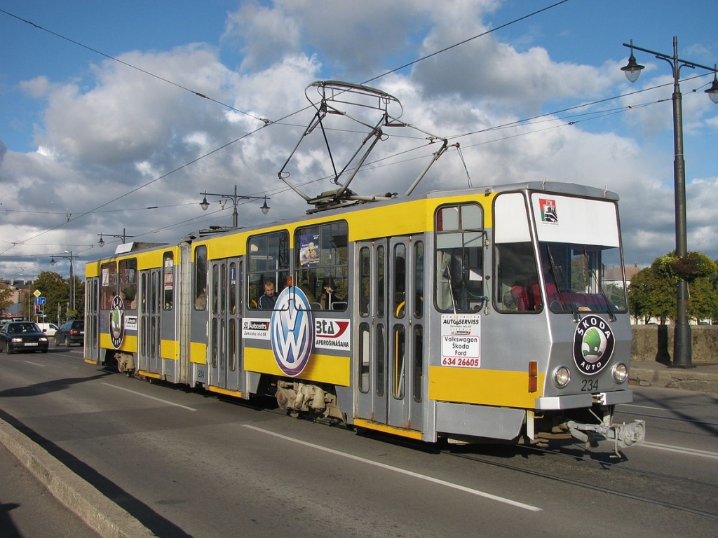 Liepājā zēns gūst traumas, izlecot no braucoša tramvaja