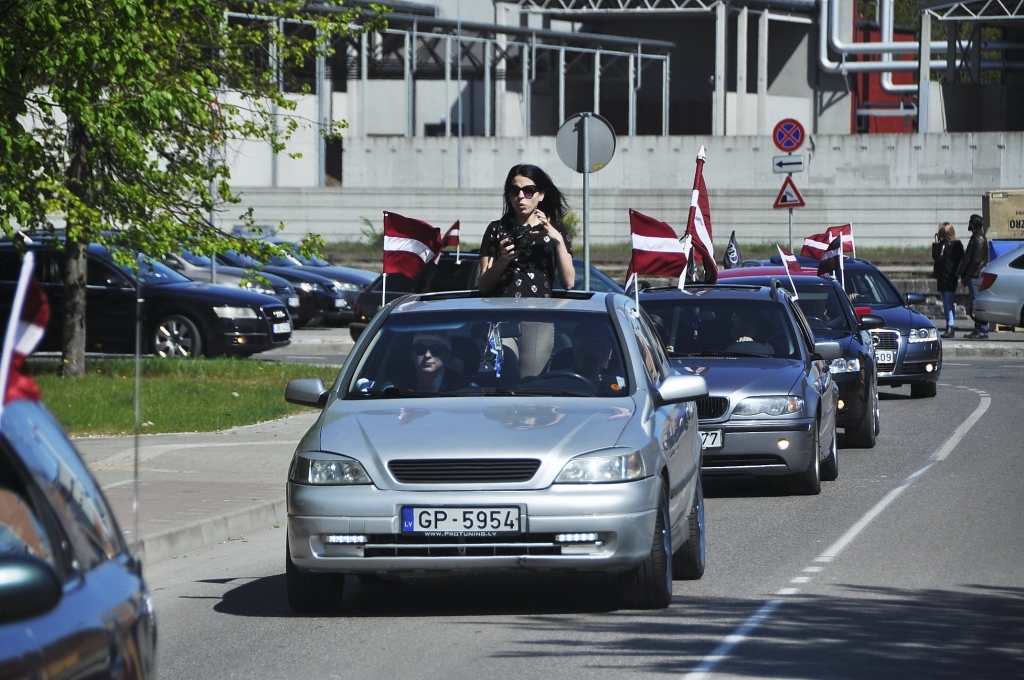 Karogu brauciens Liepājā pulcēja aptuveni pustūkstoti dalībniekus