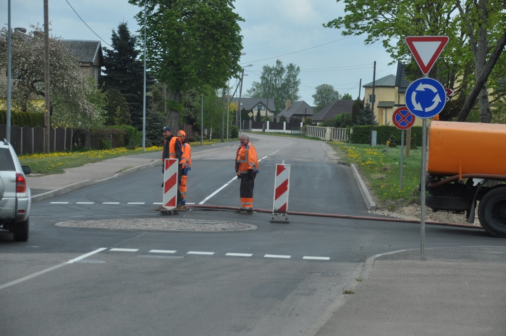 Grobiņā ātruma slāpētāji pārtop par  apļveida krustojumiem