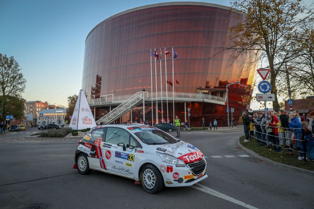 Rallisti atklāšanas parādē priecēs ar sānslīdēm pie Liepājas koncertzāles "Lielais dzintars"