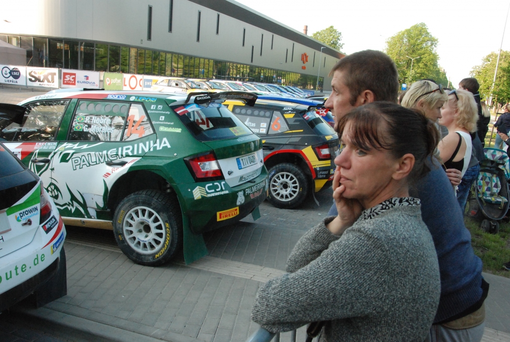 FOTO: Rallija zvaigznes "Rally Liepāja" atklāšanā dala līdzjutējiem autogrāfus