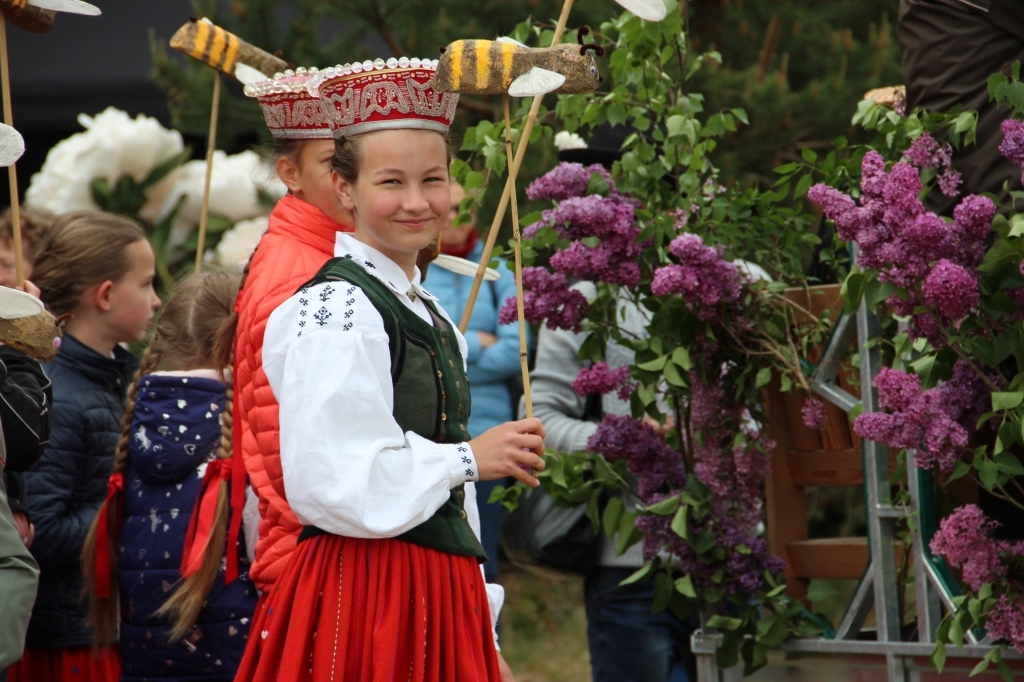 FOTO: Par spīti vējainiem laikapstākļiem, Bernātos svin otros Ceriņu svētkus