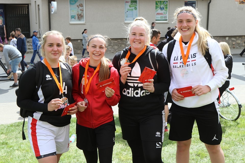 FOTO: Grobiņā sāk "Bruģa bumbas" čempionātu