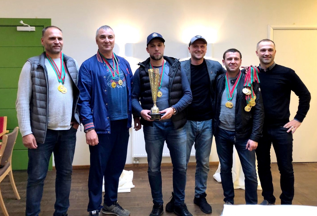 FOTO: Apbalvo Liepājas Veterānu un amatieru hokeja čempionāta uzvarētājus