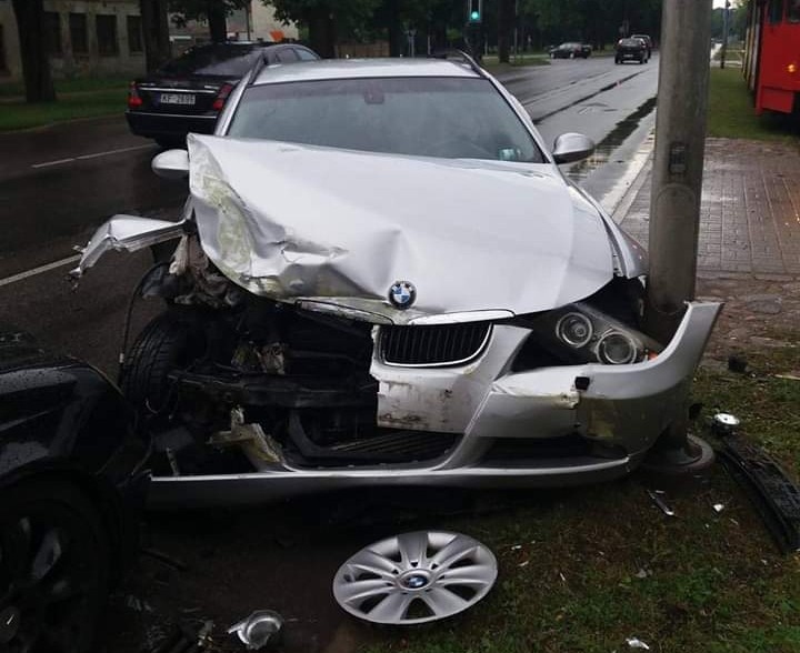 PAPILDINĀTS. Liepājā "BMW" saskrienas ar tramvaju