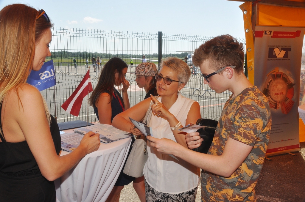 FOTO: Atvērto durvju diena Pilotu akadēmijā Liepājā