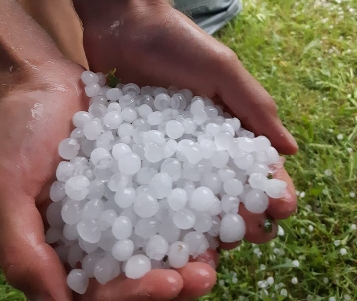 VIDEO: Kalvenē piektdien pārsteidz iespaidīga krusa