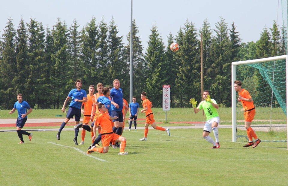 FOTO: "Grobiņas SC" futbolisti savā laukumā zaudē JDFS "Albertam"