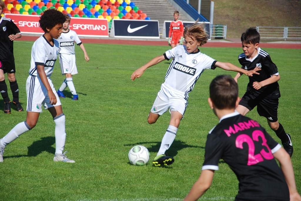 FOTO: Vācu kluba "Köln" jaunie futbolisti trešo gadu pēc kārtas triumfē vērienīgā turnīrā Liepājā 