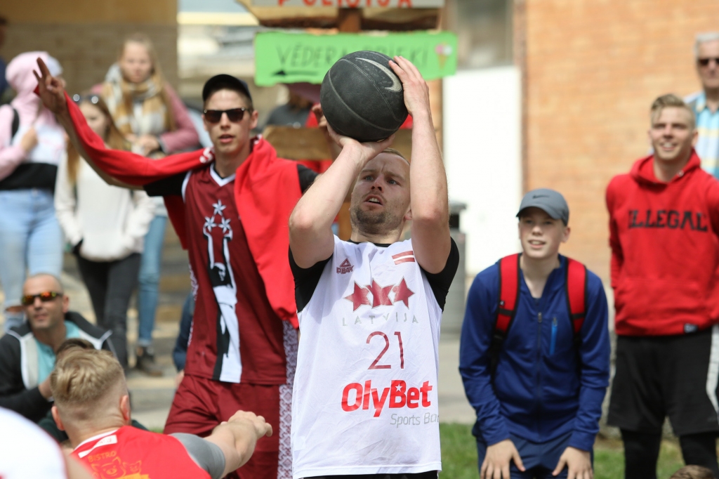 "Bruģa bumbas" cīņas turpināsies pie "XL Salas"