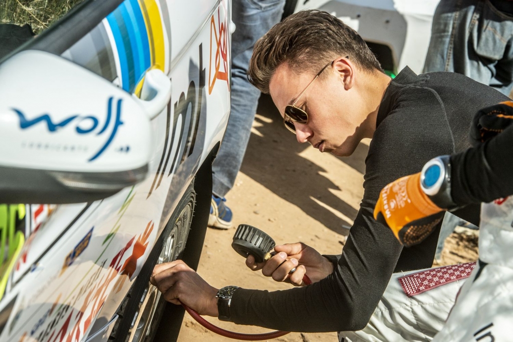 Sesks/Caune Junior WRC Itālijas posmā "Rally Italia Sardegna" pēc piektdienas ātrumposmiem ir sestajā vietā