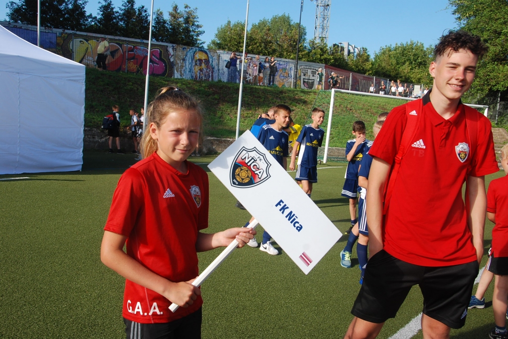 FOTO: Jaunie futbolisti no sešām valstīm Liepājā atklāj "Dobrecova kausu"