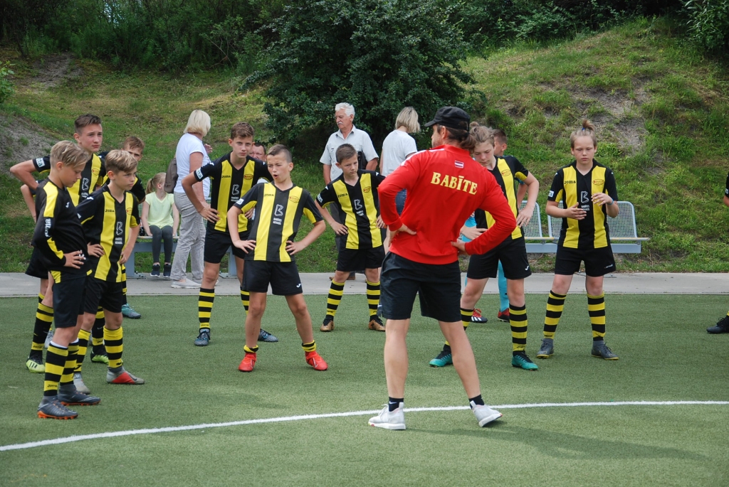 FOTO: Līdzjutēji līksmo: organizatora Lukoviča puiši "Dobrecova kausā" uzvar "Babīti"