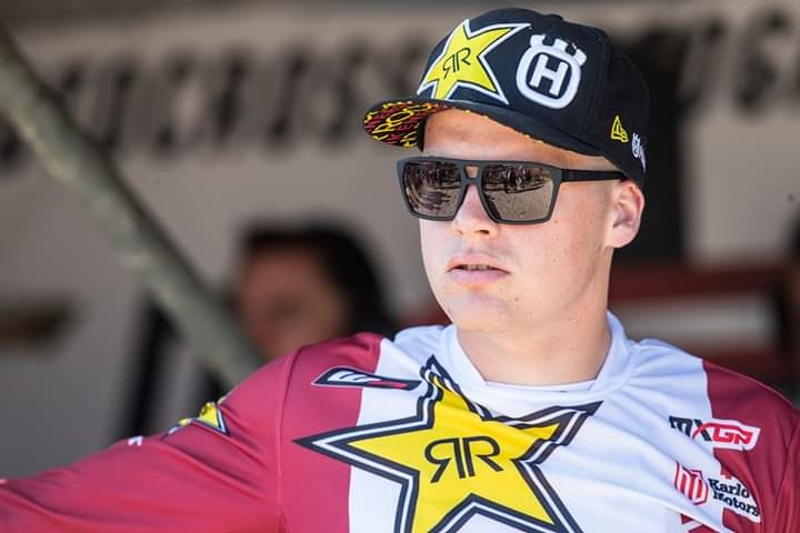 FOTO: Jonass pēc negadījuma motokrosā Ķeguma trasē: Brilles momentā bija pilnas asinīm