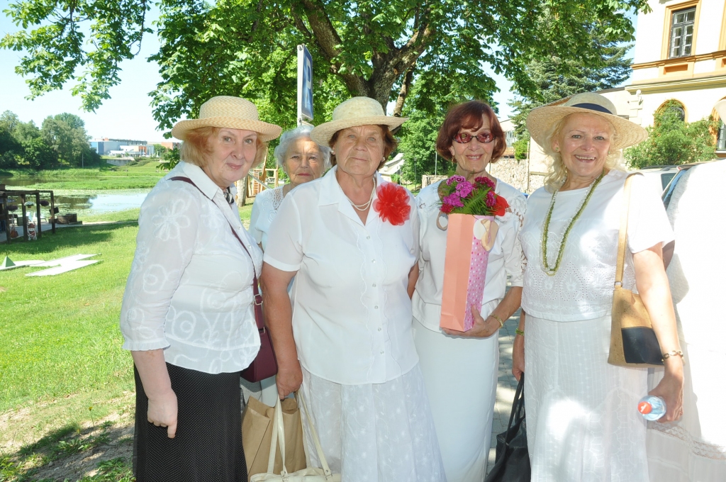 FOTO: Kurzemes seniori Grobiņā ielīgo Jāņus