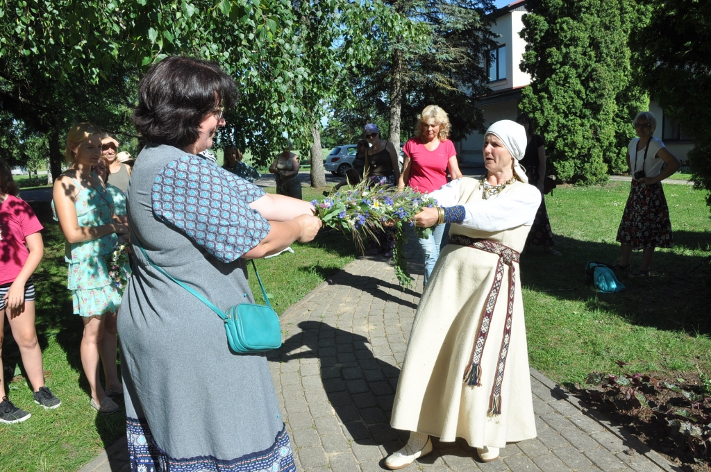 Līgo svētku modē – puķu vainagi un rituāli