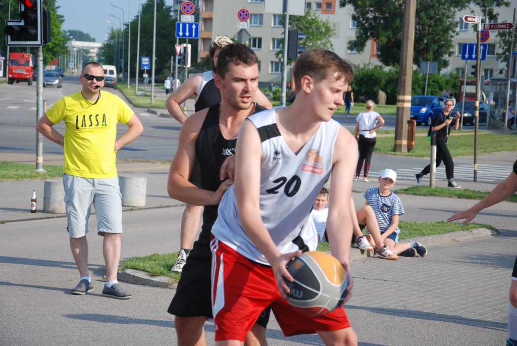 "Street Burgers" posms aicina pie sevis Bruģa bumbas cienītājus