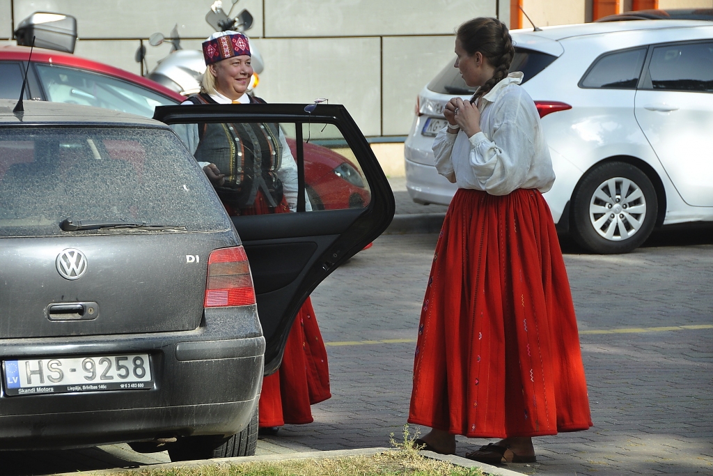 FOTO: Kurzemes Dziesmu svētki Liepājā pulcē vairākus tūkstošus dalībniekus