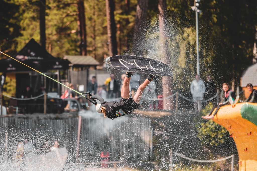 FOTO: Liepājā aizvadīts pirmais posms Latvijas čempionātā kabeļveikbordā