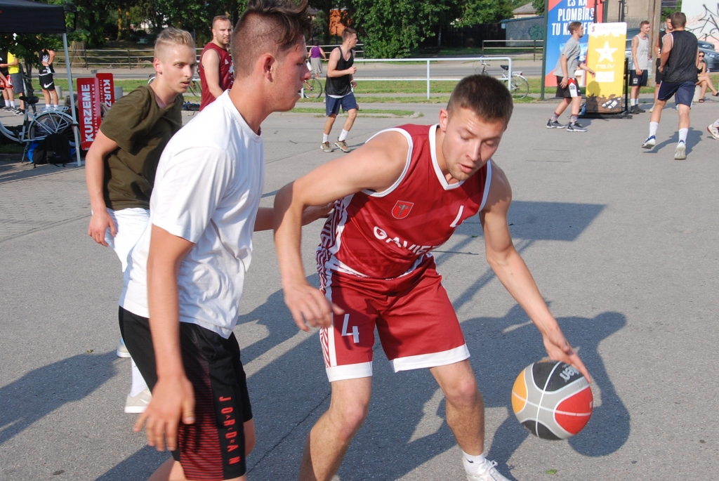 "Bruģa bumba" turpināsies ar cīņām pie tirdzniecības nama "Kurzeme"