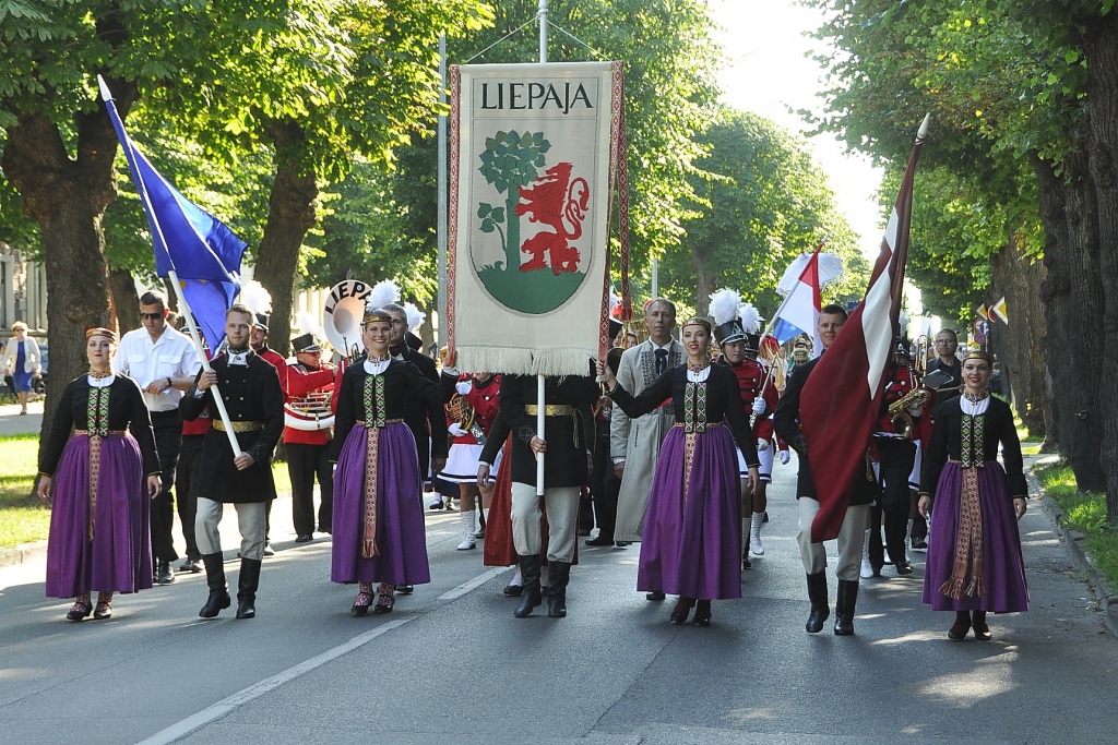 FOTO: Liepājā noslēdzas starptautiskais tautas deju festivāls "Sudmaliņas"