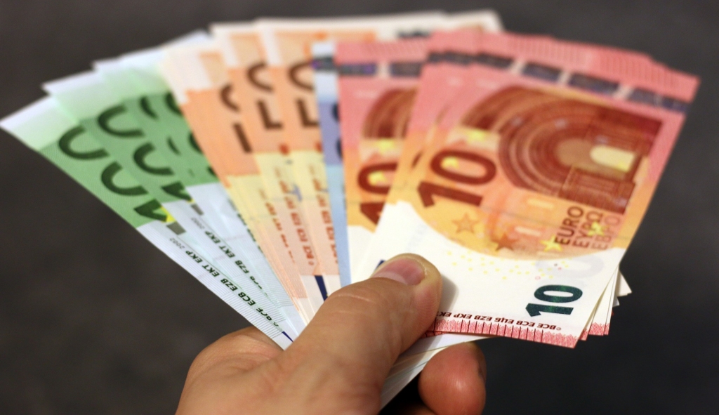 Pildot solīto, valdība atbalsta finansējuma pārdali pedagogu algu palielināšanai līdz 750 eiro šogad