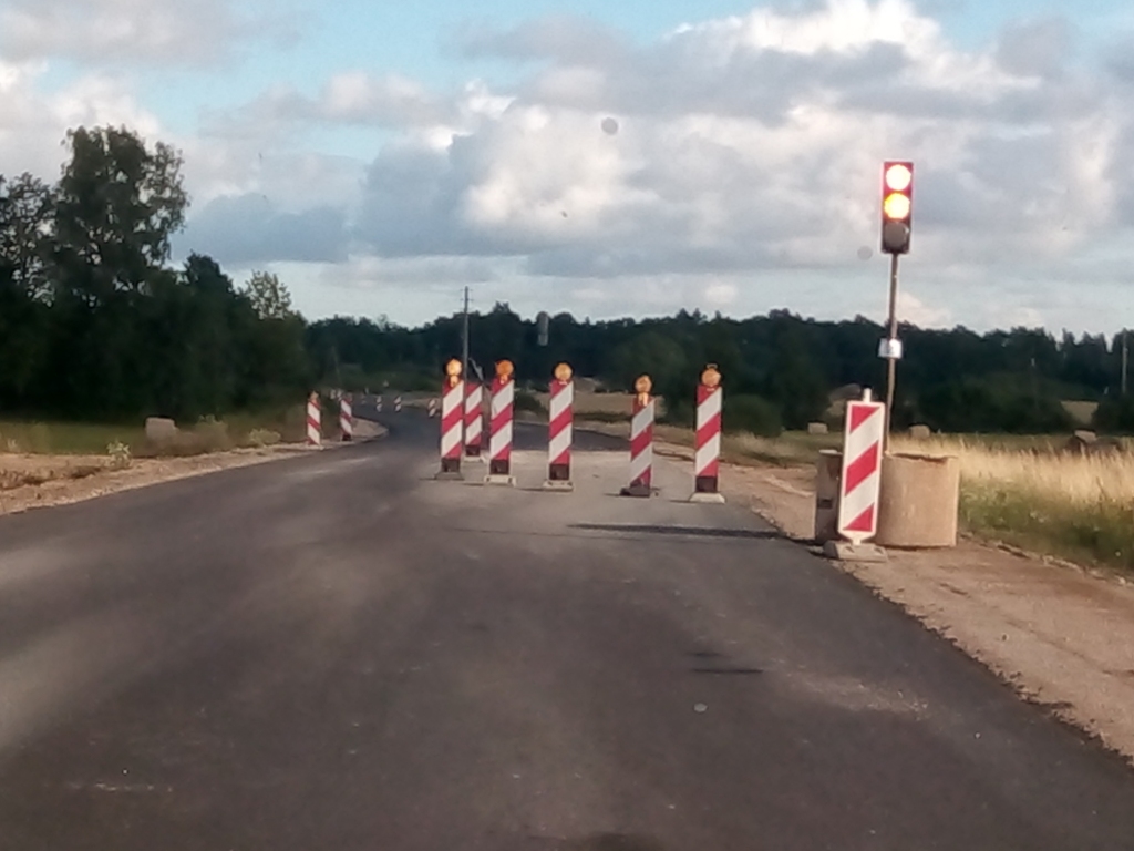 Sieviete ar automašīnas spoguli Pāvilostas novadā ceļa remonta posmā aizķer strādnieku